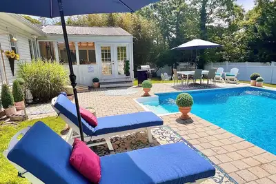 Image de Hamptons Poolside Retreat, Spacious Porch, Firepit & Pet Friendly Haven