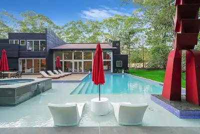 Image de Stylish Modern Retreat in the Heart of the Hamptons: Your Perfect Getaway!