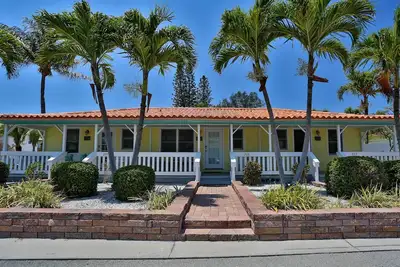 Image de Walk to Beach & Johns Pass Village! Heated Pool ~ Private Patios ~ Free Parking & Amenities