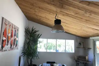 Image de Maison Chaleureuse Dans un Cadre de Verdure