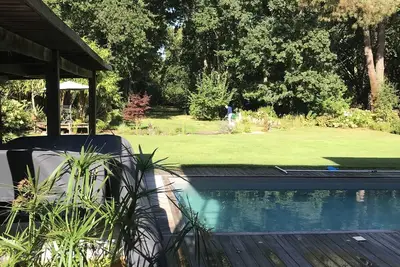 Image de Villa contemporaine avec parc et piscine