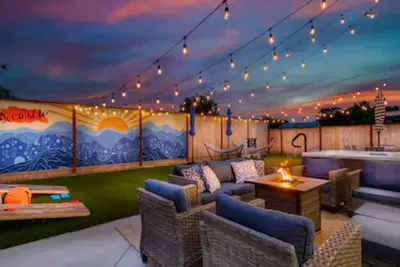 Image de 1 Mile to Beach Hot Tub Fenced Yard Downtown Pets