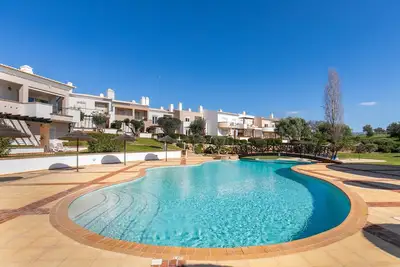 Image de Set in Superb, Tranquil Gardens, yet Only a Short Drive to the Centre of Lagos