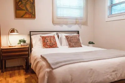Image de Escape to this artsy 2-bedroom Mcm Guesthouse in charming Phoenix, Or. Unwind in the luxurious spa soaking tub after exploring Southern Oregon. Features high-end design for a stylish, quiet retreat.