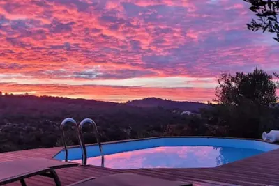 Image de T2 avec piscine et jacuzzi au cœur des pins