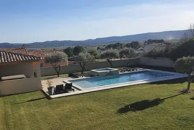 Image de Maison Jacuzzi Piscine 10 Personnes proche d'Aix-en-Provence dans le SudLuberon