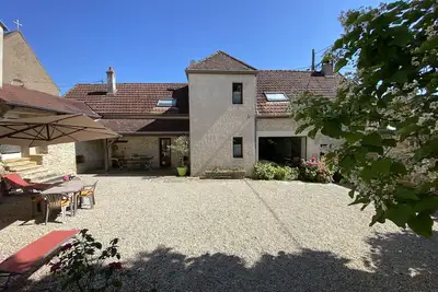 Image de Domaine Les Hauts Pres \/ Propriété de charme au pied des vignes