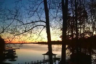 Image de 5 star Lkn single story guest house with dock/slip access
