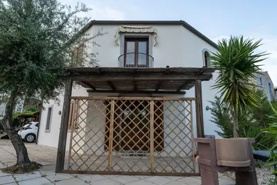 Two-story detached house with terrace, communal pool and parking space