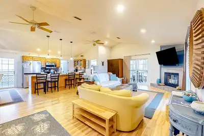 Image de Beautiful dog-friendly home with screened porch & pool access in great location
