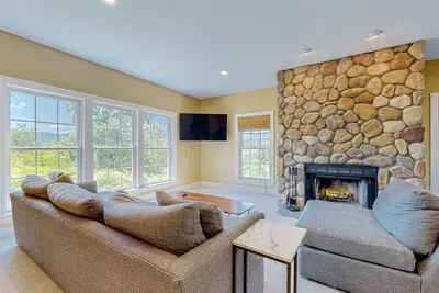 Image de Inviting home with firepit, balcony, mountain view, full kitchen, & W\/D