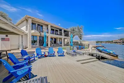 Image de Luxury Lbj Lake House in Horseshoe Bay with open water, boat dock, swimming