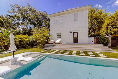 Image de Gorgeously restored historic home with private pool & porch - prime location