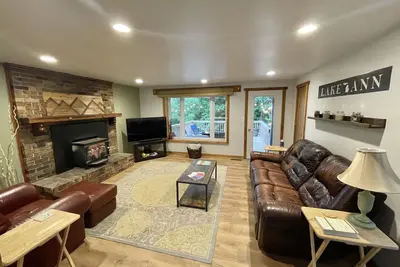 Image de Cozy home in the heart of Lake Ann Village!