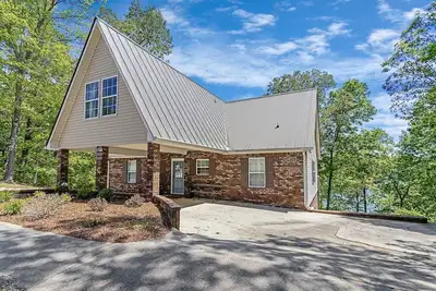 Image de New Listing Beautiful Lake Front Home on Smith Lake. Year Round Water!