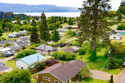 Image de Water view retreat with scenic deck, grill, yard, fireplace, board games, & W/D