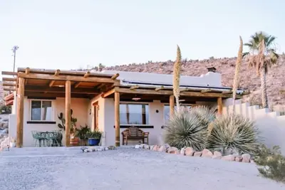 Image de Unique, cozy and comfortable space with fabulous views.