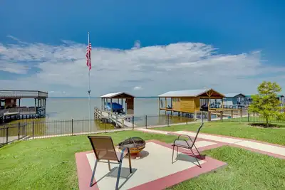 Image de Home on Lake Livingston w\/ Deck & 2 Fire Pits!