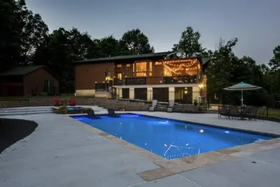 Image de Secluded log cabin home located on 13 acres with salt water pool & jacuzzi.