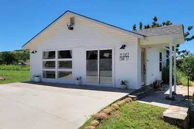 Image de Acorn Cottage: bright luxury boho home with large outdoor fenced patio area!