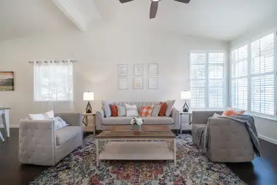 Image de Peaceful 4 Bed 2 Bath Home with Spacious Backyard