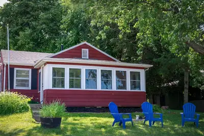 Image de Updated Lake Cottage with amazing sunset views & option for daily pier rental.