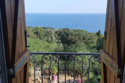 Image de Haut de villa, terrasses, piscine au Mont St Clair, terrain de pétanque  vue mer