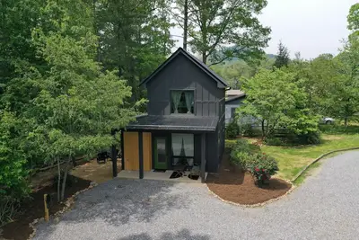 Image de Black Mountain Pine House\nNew construction, close to town!