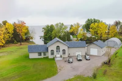 Image de Sturgeon Falls Luxury Estate - Waterfront property