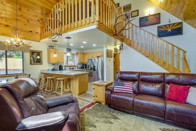 Image de 2 Mi to Show Low Lake: Scenic Cabin w/ Balcony