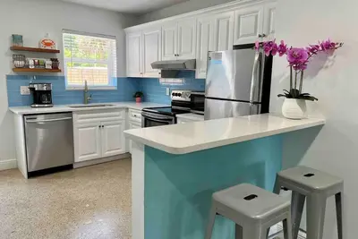 Image de Tropical Hideaway near Beach! Tons of parking