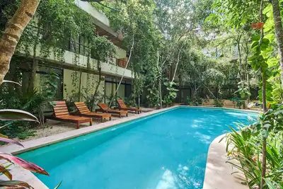 Image de Chic two-bedroom penthouse with private pool and grill on the rooftop.