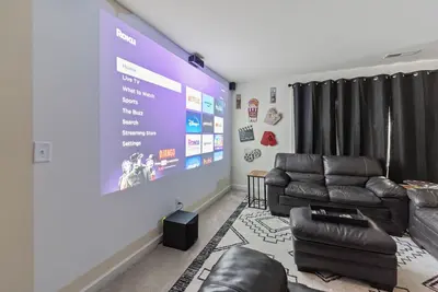 Image de Serene 4br\/3ba Retreat: Home Theatre & Local Art!