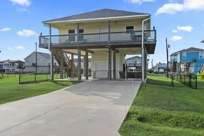 Image de Hot Tub | Sleeps 7 | Yard for 2 Pets