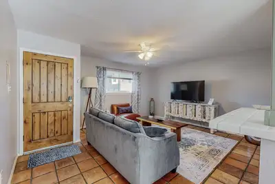 Image de Adorable Adobe home in Downtown: 2bd/1ba, garage, yard