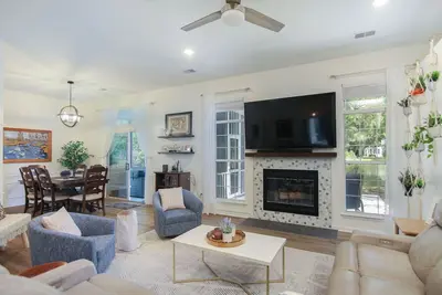 Image de Central Mt. Pleasant Lake House - 10 Mins from Beach, Shopping, Restaurants!