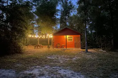 Image de Cute cabin sleeps 5!