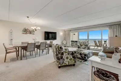 Image de Modern Beachfront 3 Bedroom 2 Bath Condo with expansive ocean views