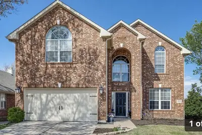 Image de Fantastic spacious home with attractive upgrades on a large corner lot.