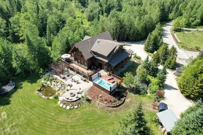 Image de Wm dream home in National Forest; Ac, swimspa, beach, massage chair, and dog friendly!