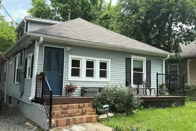 Image de Beautiful Cottage in Historic District, short walk to the Square.