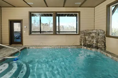 Image de Splashin' Mountain Retreat - Sip Cocktails Fireside, Swim with Fountains & Project Movies!