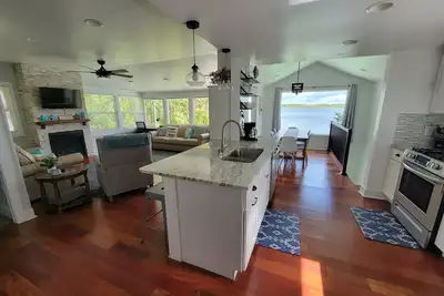 Image de Beautiful lakefront property on Barton Lake!