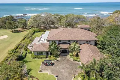 Image de Luxury Beachfront Villa on Golf Course with Housekeeper included Casa Serena