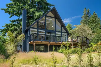 Image de Renovated A-frame with water view