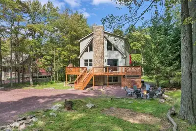 Image de roomy Chalet-3 mts Walk2lake w/Linens/Firepit/Hottub/Games/Bb&Jack Frost Ski mts
