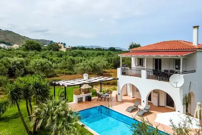 Kournas-Sleeps8-Parking-Garden-Pool-PetFriendly