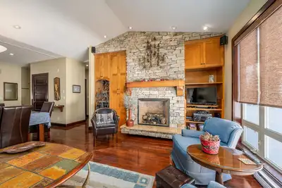 Image de Family sized cozy ski-in/ski-out retreat w/ hot tub and stunning mountain views