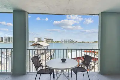 Image de Enchanted Inn Deluxe Suite #8: Waterfront, Pool, Fishing Dock, Boat Docks & Tiki Bar!