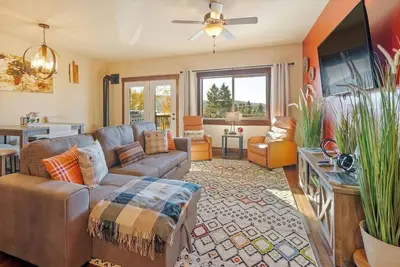 Spacious Condo 3-Minute Walk to Flathead Lake & Dt